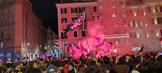 "ليلة رومانية لفلسطين: الآلاف يتظاهرون رفضاً للهجوم على أسطول الصمود"