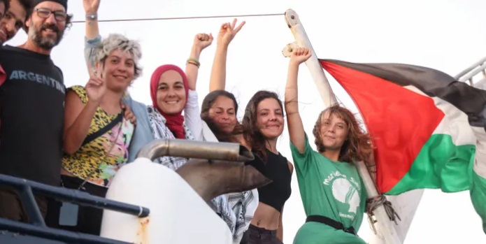 الناشطه السويديه غريتا تونبرغ تصل الى اليونان وتمديد اعتقال الناشطه الاسبانيه ....