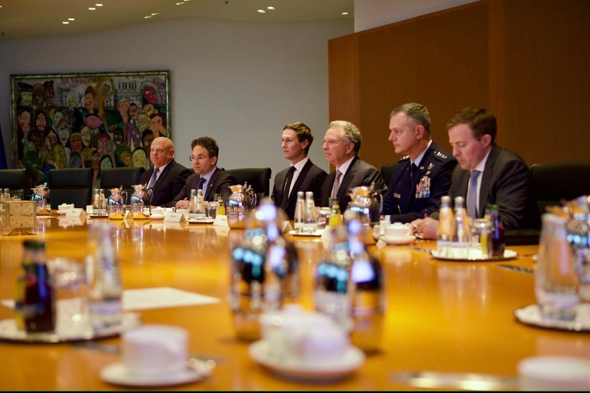 برلين على خط النار الدبلوماسي: دونباس والضمانات الأمنية تعرقلان مسار السلام الأوكراني