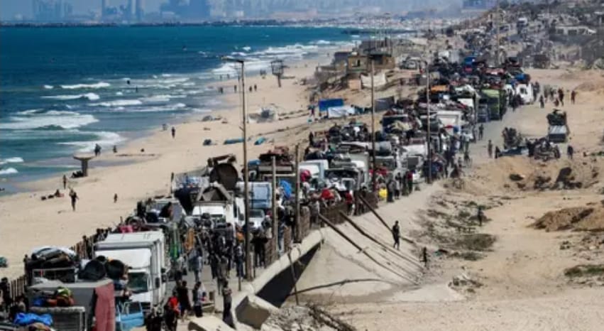 إعلام إسرائيلي: الجيش  يقطع الاتصالات عن مدينة غزة... 