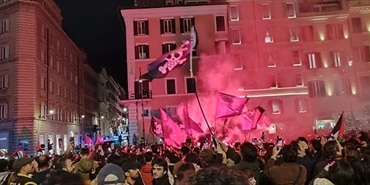 "ليلة رومانية لفلسطين: الآلاف يتظاهرون رفضاً للهجوم على أسطول الصمود"