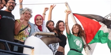 الناشطه السويديه غريتا تونبرغ تصل الى اليونان وتمديد اعتقال الناشطه الاسبانيه ....