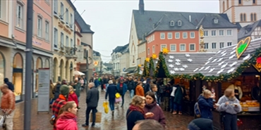 بالصور مدينة " ترير  الألمانيه " تتلألأ بأضواء ميلادية ساحرة ...حيث يحتفل الحجر والتاريخ بالضوء والحياة