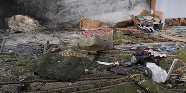 الله أكبر".. صداها اختلط بصوت الانفجار: الإرهاب يضرب داخل مسجد في حمص