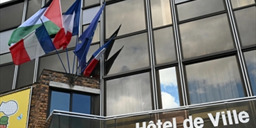 العلم الفلسطيني يرفرف على مباني البلديات فى فرنسا وسط إنقسامات حادة ...