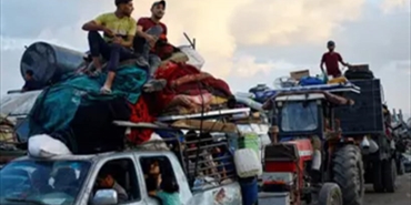 الجيش الإسرائيلي يشن قصفاً مكثفاً بالأحزمة النارية على مخيمي الشاطئ وحي النصر غرب مدينة غزة.